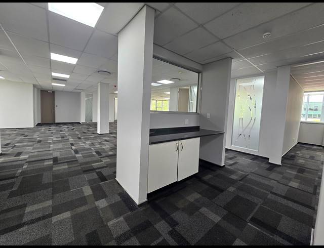 665M² OFFICE TO LET IN MAGALIESSIG